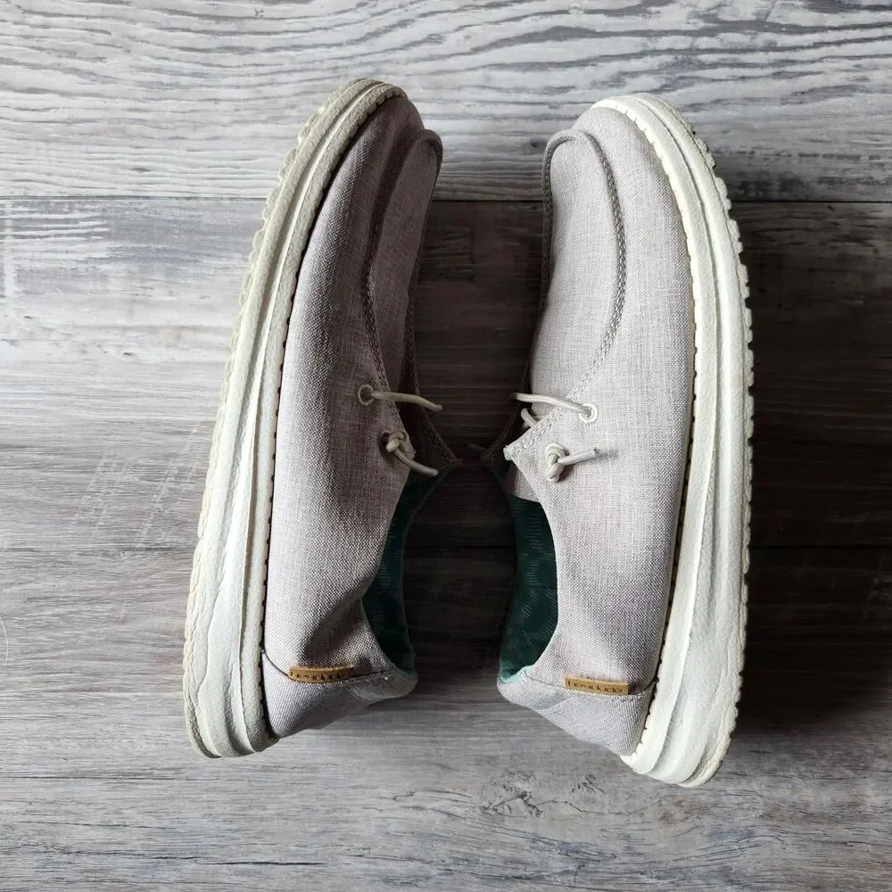 (8) HeyDude shoes